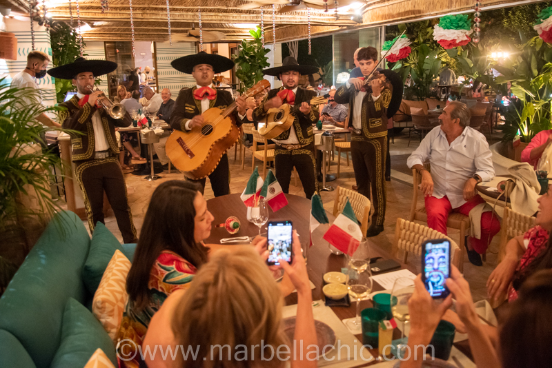 Gran fiesta mexicana en el restaurante Mantarraya Marbella