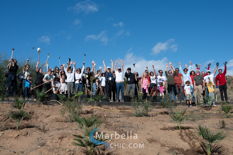  Puerto Banús reúne a medio centenar de voluntarios y 80 especies autóctonas 